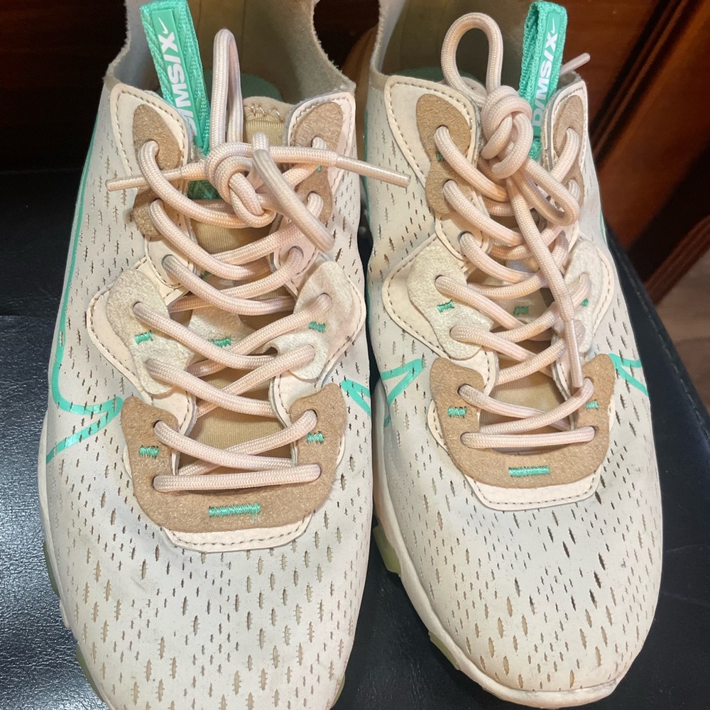 Nike Women's Beige and Teal Sneakers